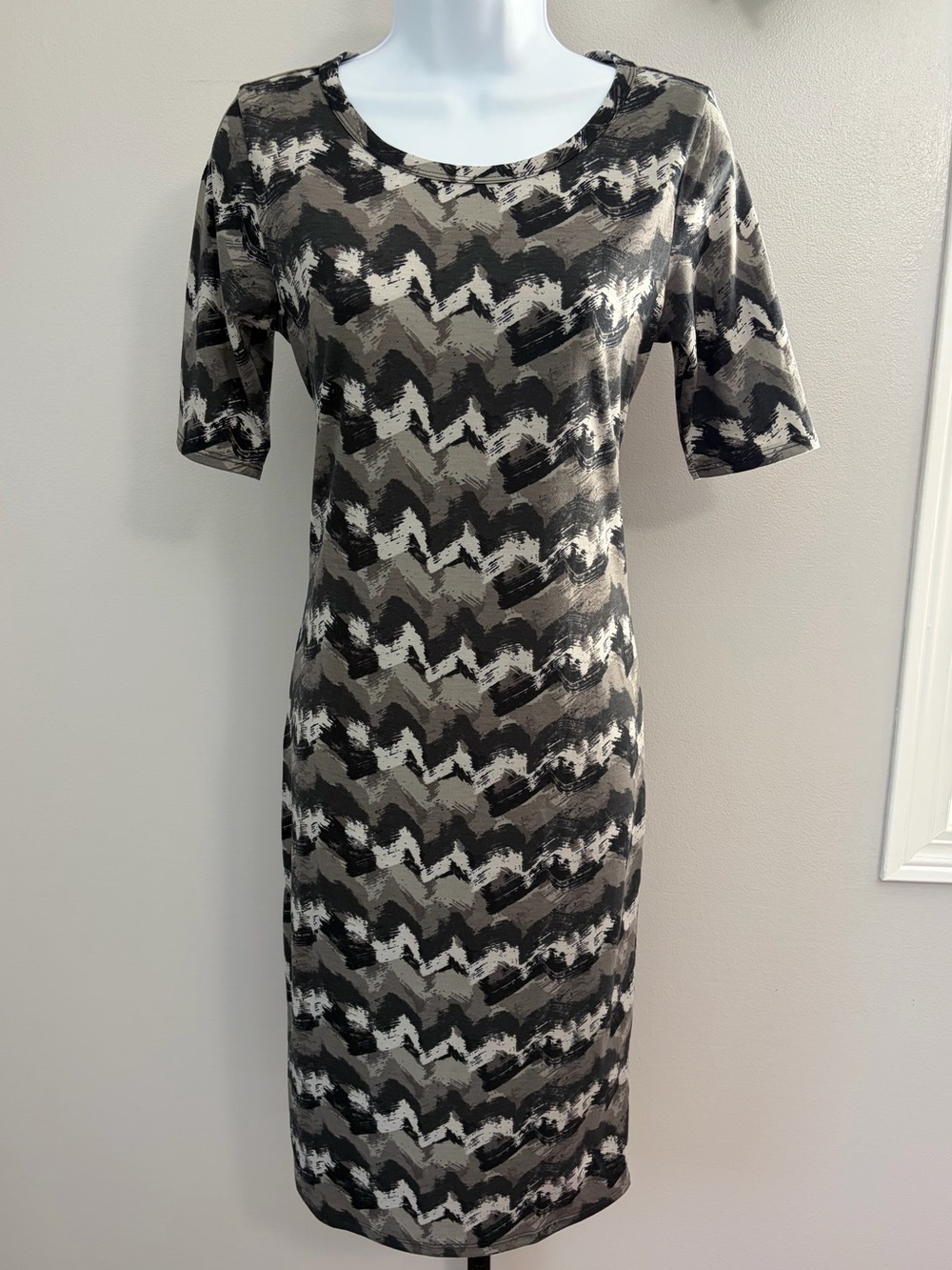 LuLa Roe- Black & Gray Abstract Zigzag Midi Dress